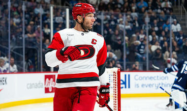 НХЛ. 9 шайб Баффало, лидерство Каролины, победы Миннесоты и Бостона