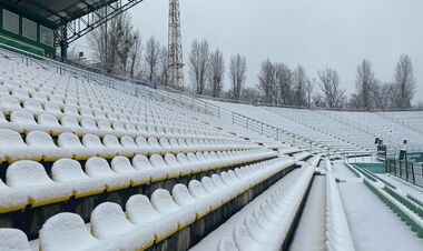 ФОТО. Стадион Украина засыпало снегом перед матчем Карпат и Металлиста 1925