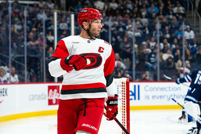 НХЛ. 9 шайб Баффало, лідерство Кароліни, перемоги Міннесоти і Бостона