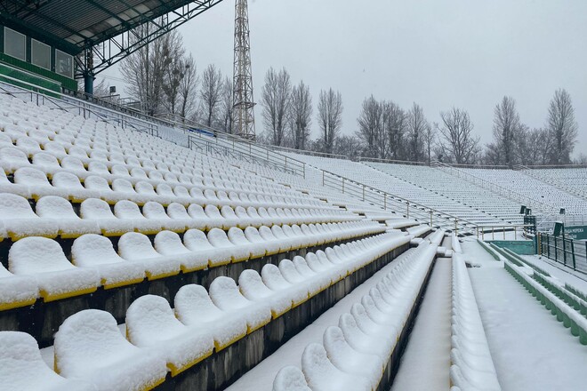 ФОТО. Стадион Украина засыпало снегом перед матчем Карпат и Металлиста 1925