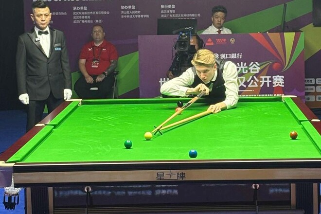 Украинский снукерист Юлиан Бойко провел товарищеский матч со Стэном Муди