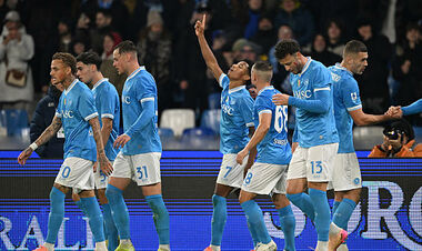 Ексгравець Шахтаря став героєм. Наполі переграв Аталанту та очолив Серію А