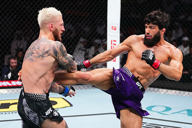 Без шансов для соперника. Царукян задушил Дэна Хукера в главном событии UFC