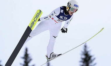 Стрибки з трампліну. Переможний дубль японки, Глухова вилетіла у відборі