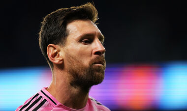 Месси оформил 1300 голевых действий за карьеру. Сколько у Роналду?