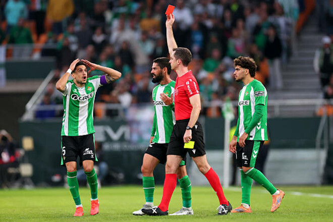 ФОТО. Ногой по лицу. Антони получил прямую красную в матче с Жироной