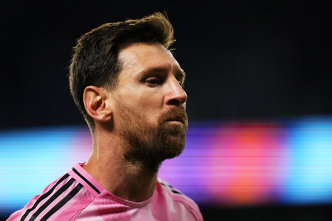 Месси оформил 1300 голевых действий за карьеру. Сколько у Роналду?