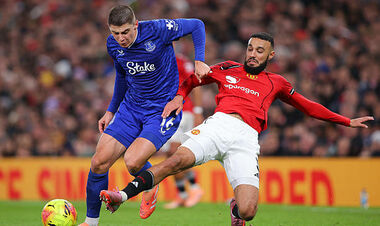 A fight between their own. Everton with Mykolenko in the minority beat Manchester United