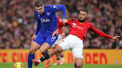 A fight between their own. Everton with Mykolenko in the minority beat Manchester United