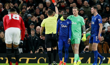 ВИДЕО. Такого не было с 2008 года. Удаление в АПЛ за фол против партнера