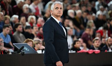 Клуб Евролиги сенсационно уволил тренера, которого назначил летом