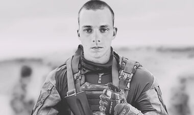 Склоним головы. Было всего 18: юный пловец погиб под Кременной