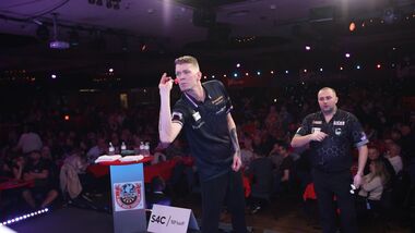 Дартс. Лидер мирового рейтинга одержал уверенную победу на старте ЧМ-2025