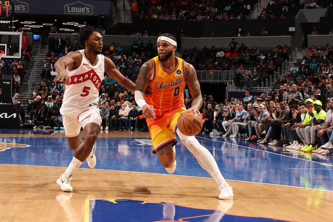 НБА: топ-камбек Шарлотт, победы Детройта и Денвера над преследователями