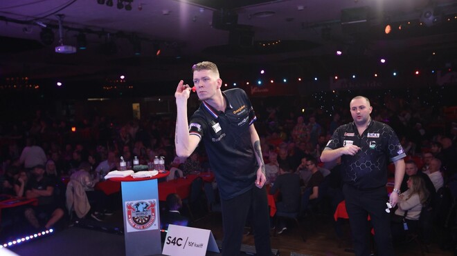 Дартс. Лідер світового рейтингу здобув впевнену перемогу на старті ЧС-2025