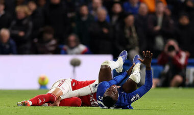 Челси в меньшинстве. Кайседо удален за жесткий фол, при этом получил травму