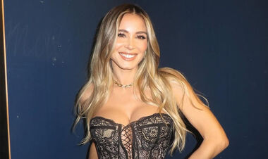 ФОТО. Итальянская журналистка взбудоражила размером груди. Огонь