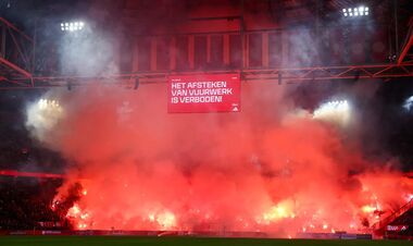 ВИДЕО. Массовое использование фаеров на трибунах сорвало матч Аякса