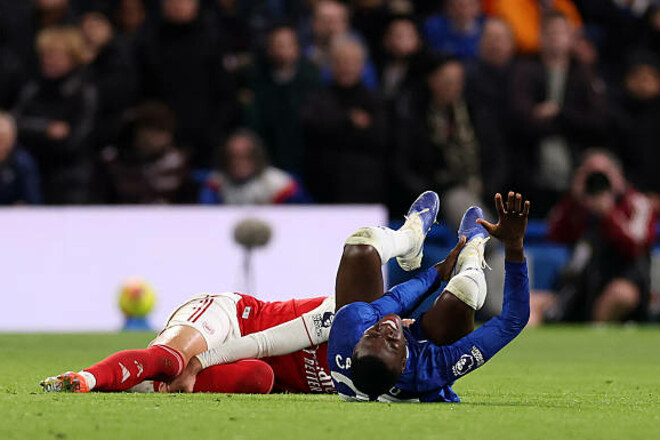 Челси в меньшинстве. Кайседо удален за жесткий фол, при этом получил травму