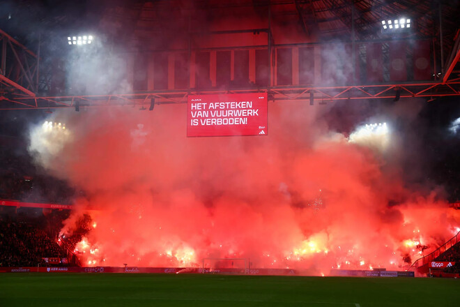 ВІДЕО. Масове використання фаєрів на трибунах зірвало гру Аякса