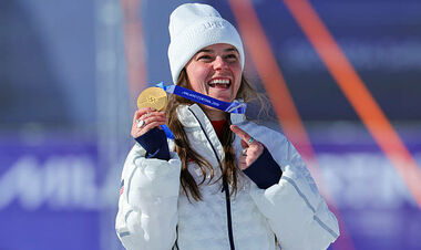 Олимпийская чемпионка повредила медаль, прыгая на награждении