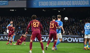 ВИДЕО. Наполи и Рома забили по голу за тайм: гол Малена и шедевр Спинаццолы
