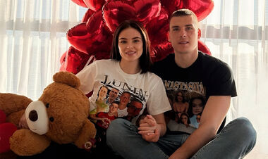 ФОТО. Лунин с женой нестандартно поздравили друг друга с Днем влюбленных