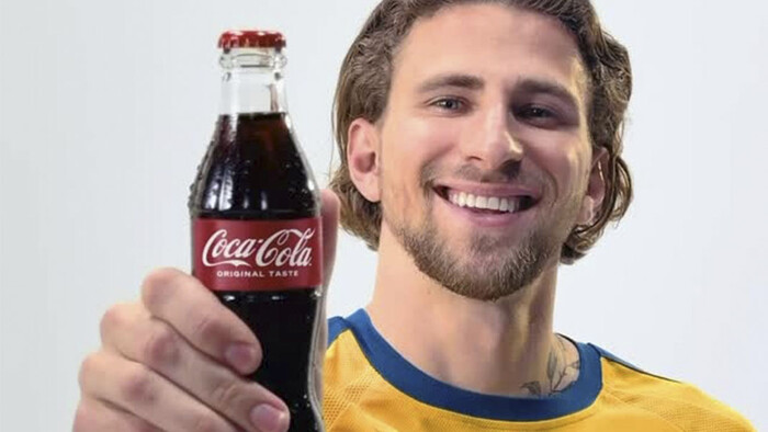 ФОТО. Забарного раскритиковали во Франции из-за рекламы Cola-Cola