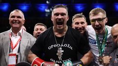 Усик подписал контракт на сенсационный бой, который организует Аль-Шейх