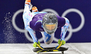 ФОТО. Гераскевич на ОИ-2026 в шлеме памяти выиграл пятую тренировку