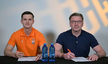 ФОТО. Як Криськів підписував новий контракт із Шахтарем