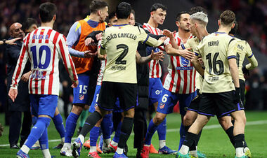 После рекордных шести минут проверки VAR арбитр отменил гол Барселоны