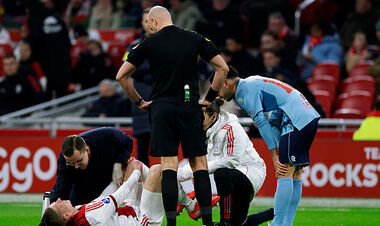 Жуткие кадры. Тренер Аякса посочувствовал Зинченко