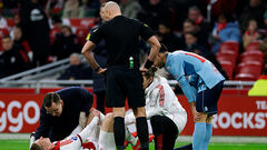 Жуткие кадры. Тренер Аякса посочувствовал Зинченко