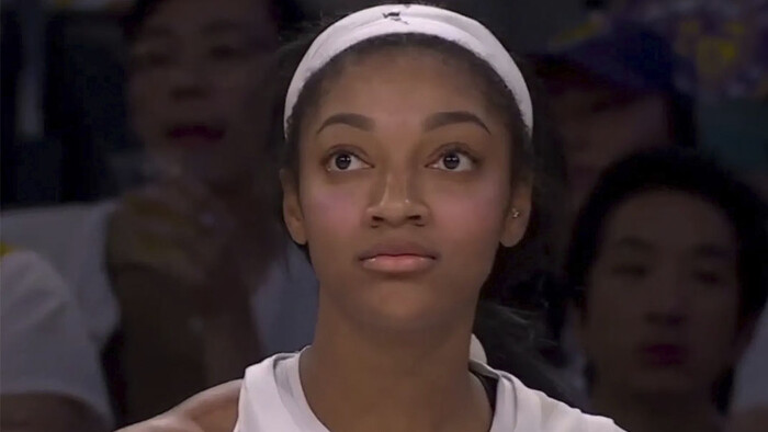 ВИДЕО. В WNBA снова бросили секс-игрушку на площадку