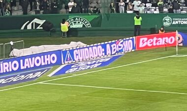 Футболист провалился в туннель – клуб превратил курьез в рекламу шоколада