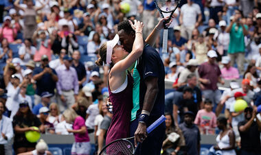 ФОТО ДНЯ. Поцілунок Світоліної та Монфіса після виходу до півфіналу US Open