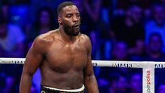 Британский супертяж лишился титула чемпиона, не выходя на ринг