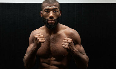 Фантастика в Париже. Саладин Парнасс уничтожил Хукера на турнире UFC