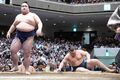 Травмований Аонішікі програє за 1,9 секунди. Як минув 5 день Aki basho