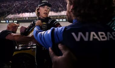 ВИДЕО. Гонщики устроили драку после аварии на гонке NASCAR