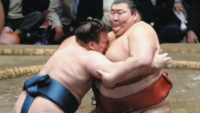 Аонішікі з травмою виграв у на 55 кг важчого. Як минув 7 день Aki basho