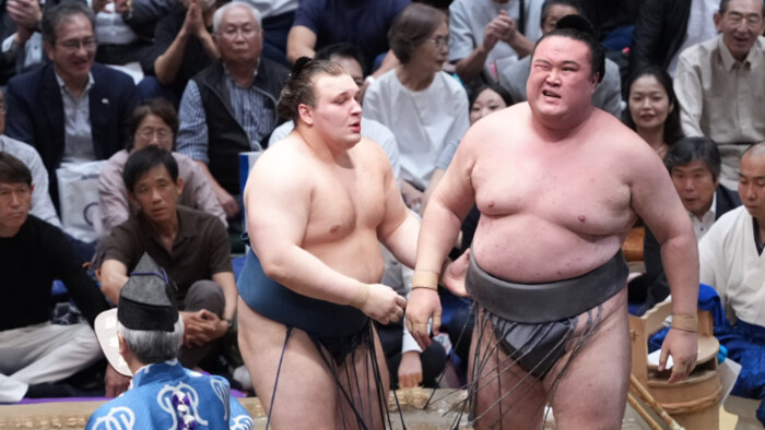 Аонішікі здобув шосту перемогу поспіль. Як минув 12 день Aki basho