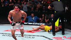 UFC. Росас досрочно победил Барселоса. Бразильца срочно госпитализировали