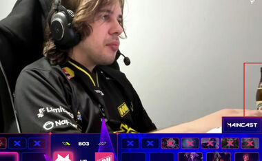 В NAVI объяснили ситуацию с бутылкой пива на столе игрока по Dota 2