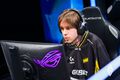 ФОТО. Гравець NAVI з Dota 2 був помічений з пивом під час матчу