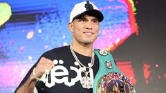 Боксер, с которым решил драться Усик, лишился титула чемпиона мира