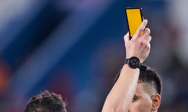 ВІДЕО. Арбітр в Уругваї показував картки з телефона