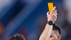 ВІДЕО. Арбітр в Уругваї показував картки з телефона