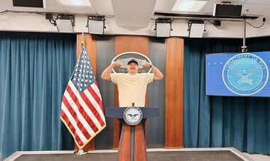 Усику удалось убедить Трампа. Александр преподнес подарок